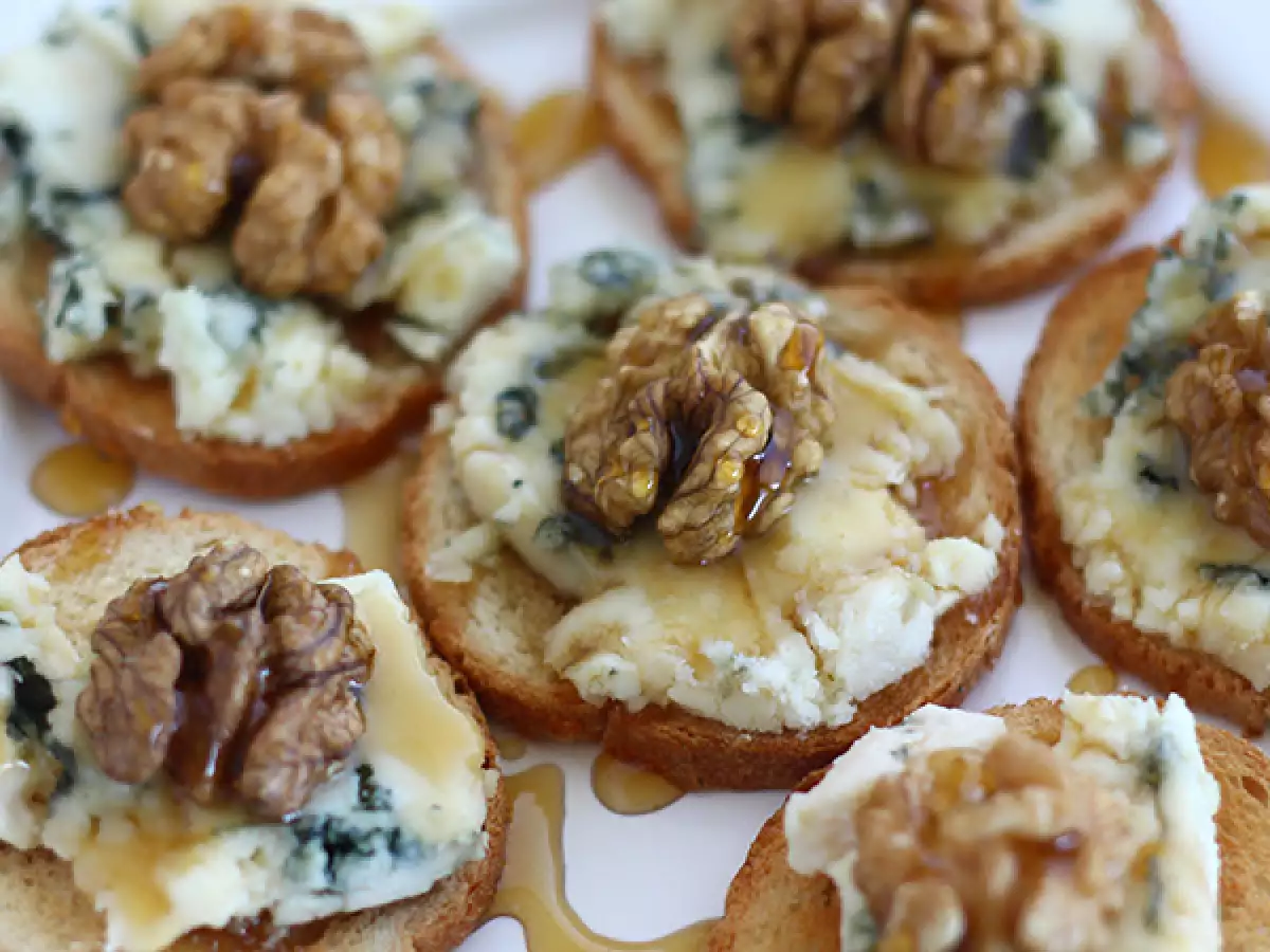 Roquefort-paahtoleivät saksanpähkinöillä ja hunajalla - kuva 2