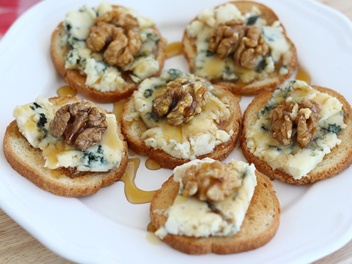 Roquefort, saksanpähkinät ja hunaja paahtoleivällä