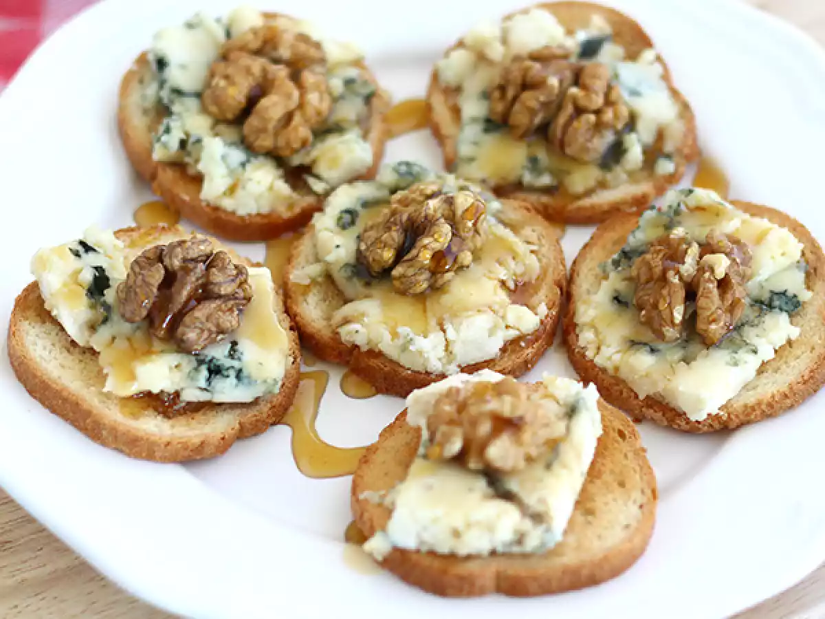 Roquefort, saksanpähkinät ja hunaja paahtoleivällä