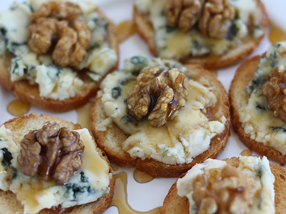 Roquefort, saksanpähkinät ja hunaja paahtoleivällä - kuva 2