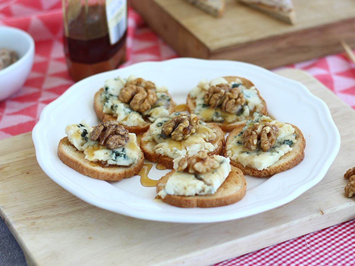 Roquefort, saksanpähkinät ja hunaja paahtoleivällä - kuva 3