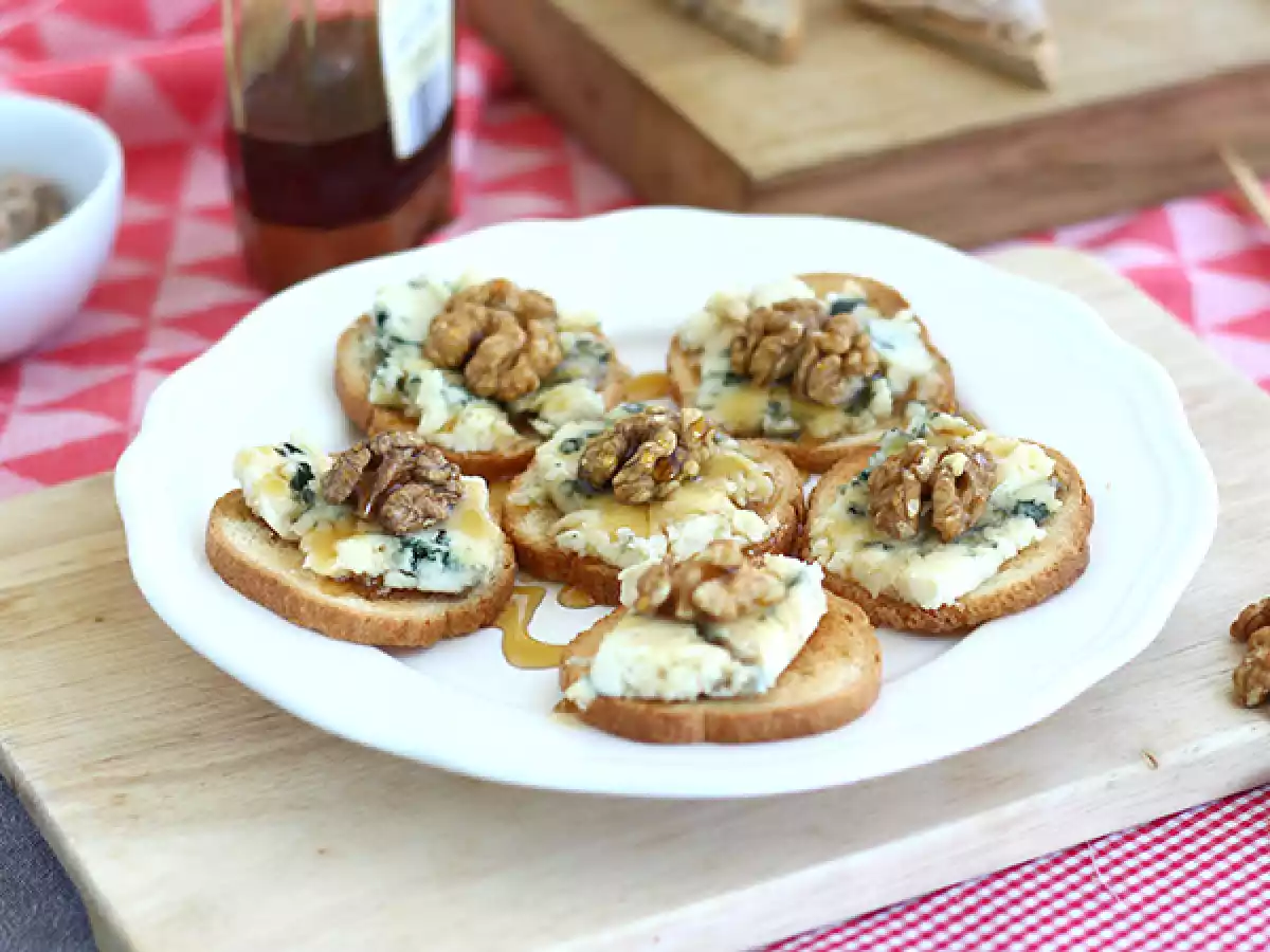 Roquefort, saksanpähkinät ja hunaja paahtoleivällä - kuva 3