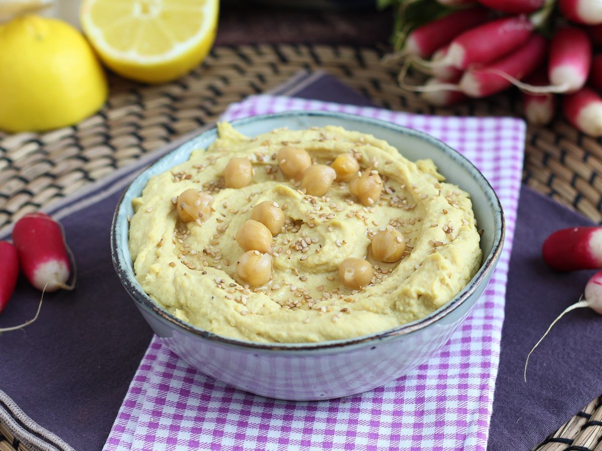 Säilötyllä sitruunalla maustettu hummus herkullisilla makuilla