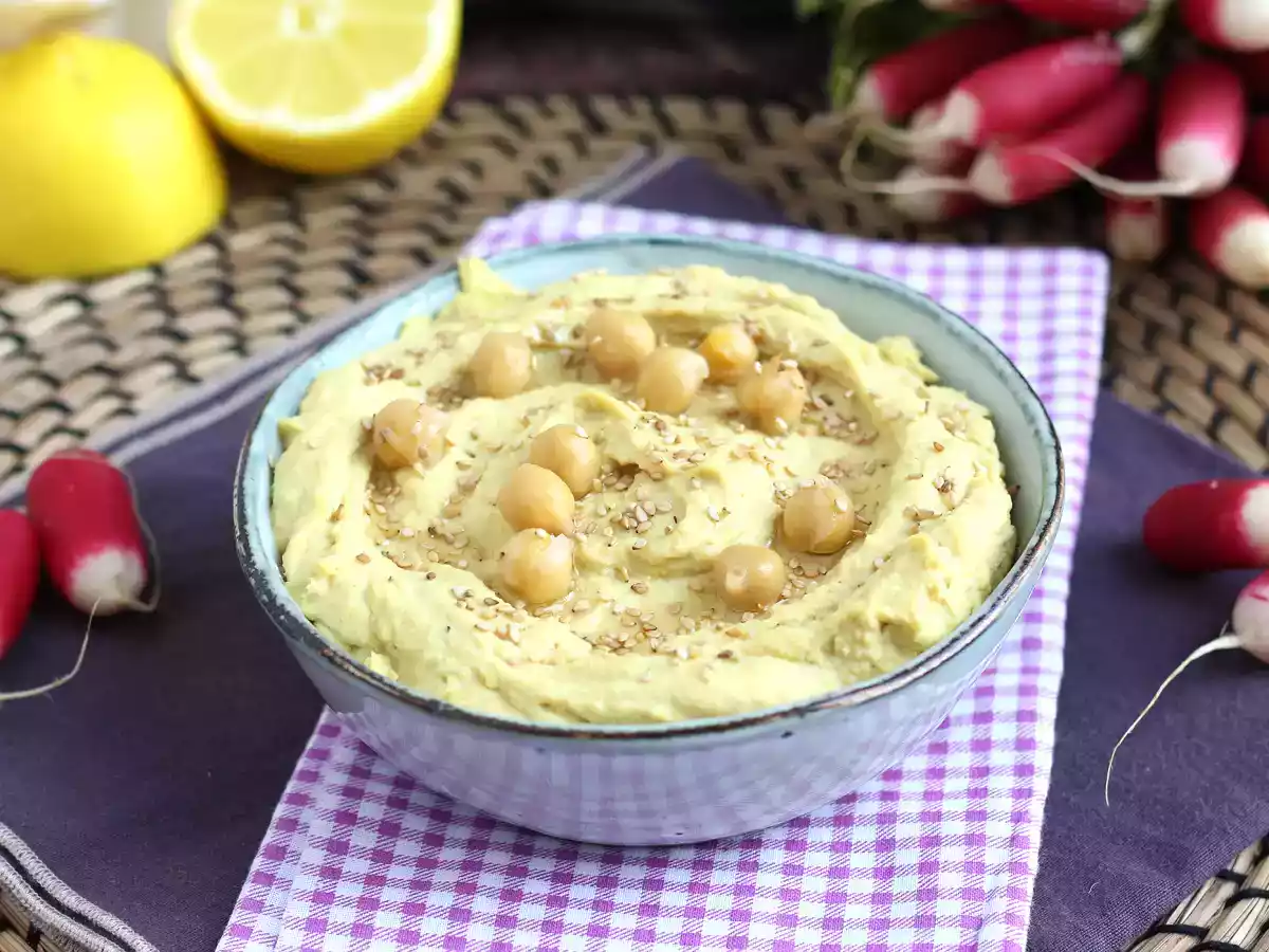 Säilötyllä sitruunalla maustettu hummus herkullisilla makuilla