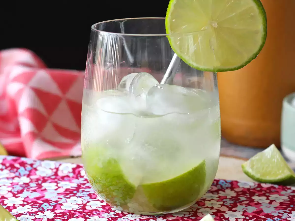 Sitruuna-Caipirinha: helposti valmistettava brasilialainen juoma ilman cocktailisekoitinta