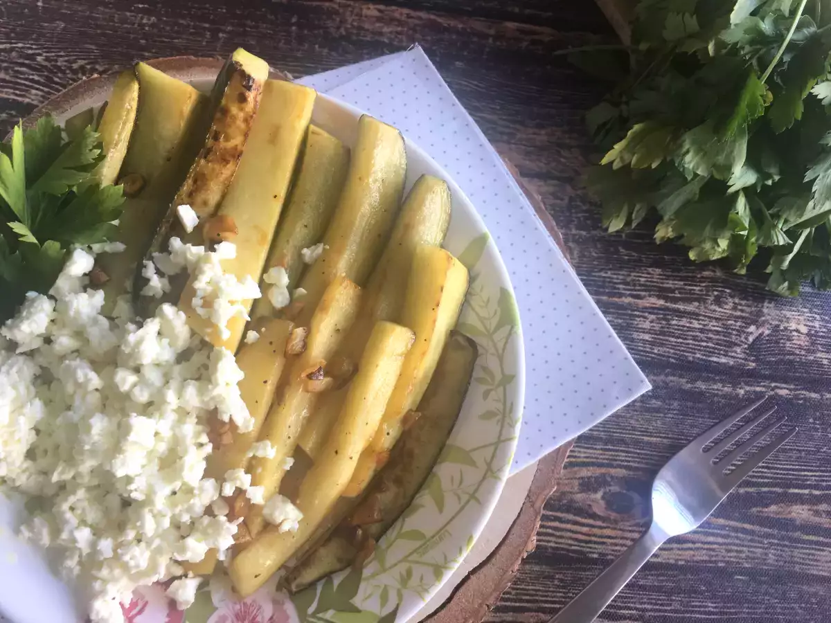Sitruunaiset kesäkurpitsat fetajuustolla - kuva 2