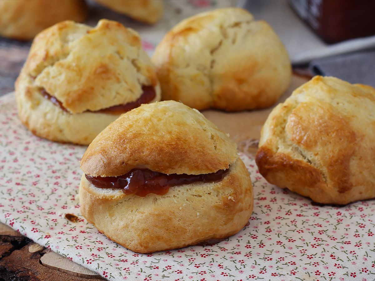 Sitruunankuorilla varustetut scones