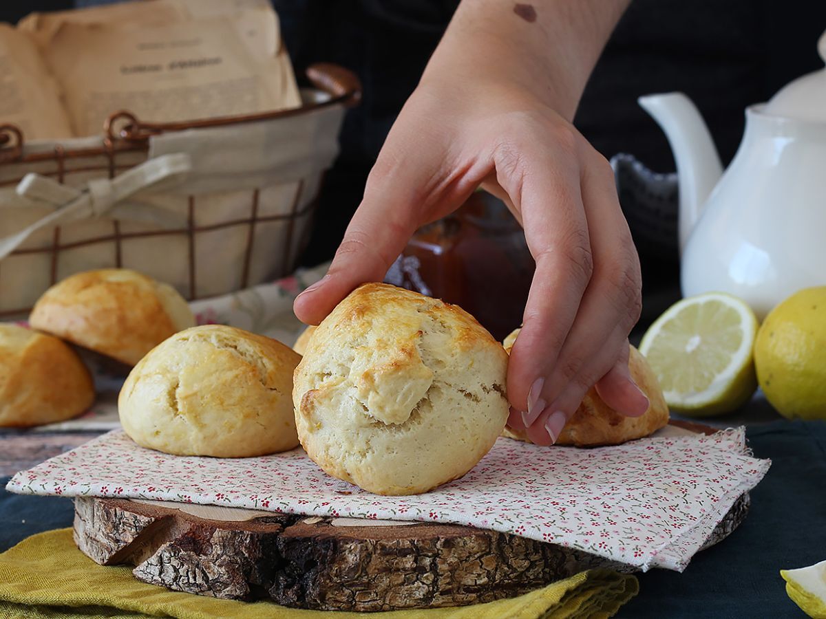 Sitruunankuorilla varustetut scones - kuva 2