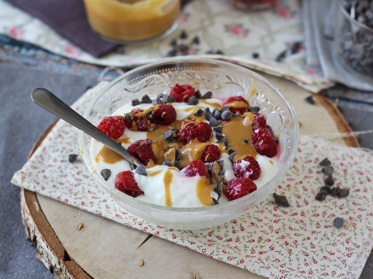 Skyr-kulho punaisilla hedelmillä, maapähkinävoilla ja suklaalla