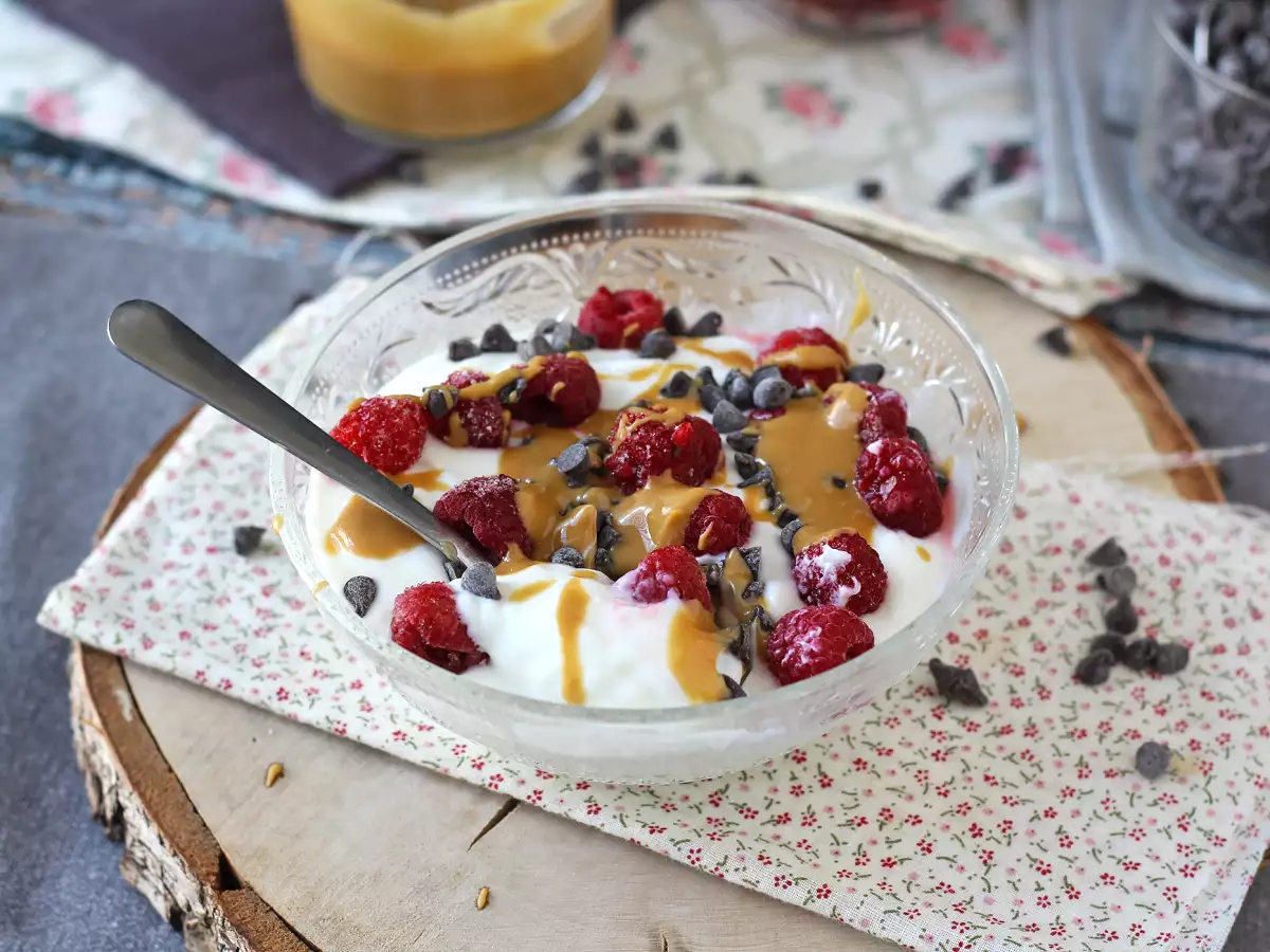 Skyr-kulho punaisilla hedelmillä, maapähkinävoilla ja suklaalla