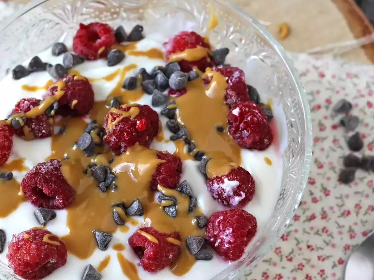 Skyr-kulho punaisilla hedelmillä, maapähkinävoilla ja suklaalla - kuva 2