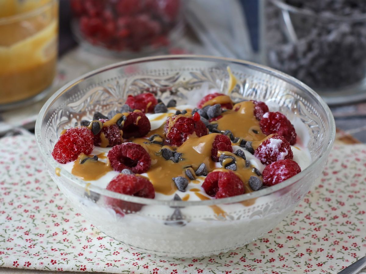 Skyr-kulho punaisilla hedelmillä, maapähkinävoilla ja suklaalla - kuva 3