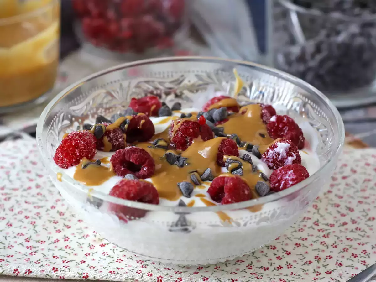 Skyr-kulho punaisilla hedelmillä, maapähkinävoilla ja suklaalla - kuva 3