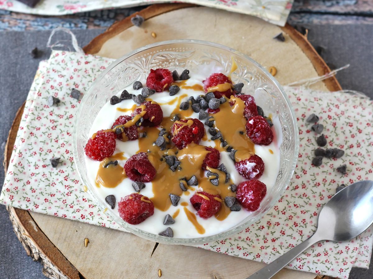 Skyr-kulho punaisilla hedelmillä, maapähkinävoilla ja suklaalla - kuva 4