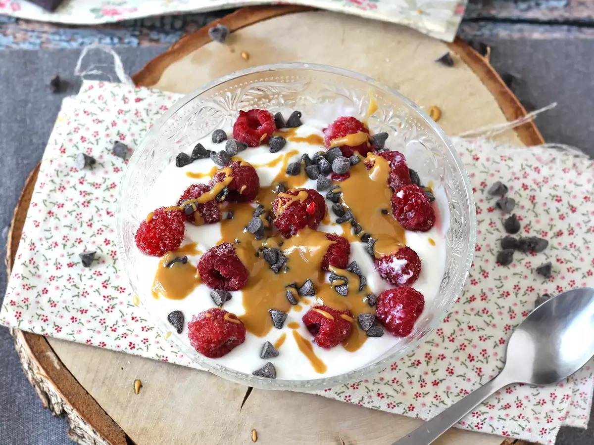 Skyr-kulho punaisilla hedelmillä, maapähkinävoilla ja suklaalla - kuva 4