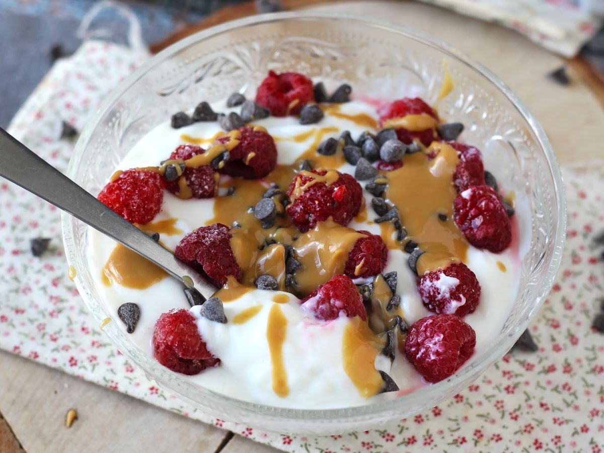Skyr-kulho punaisilla hedelmillä, maapähkinävoilla ja suklaalla - kuva 5