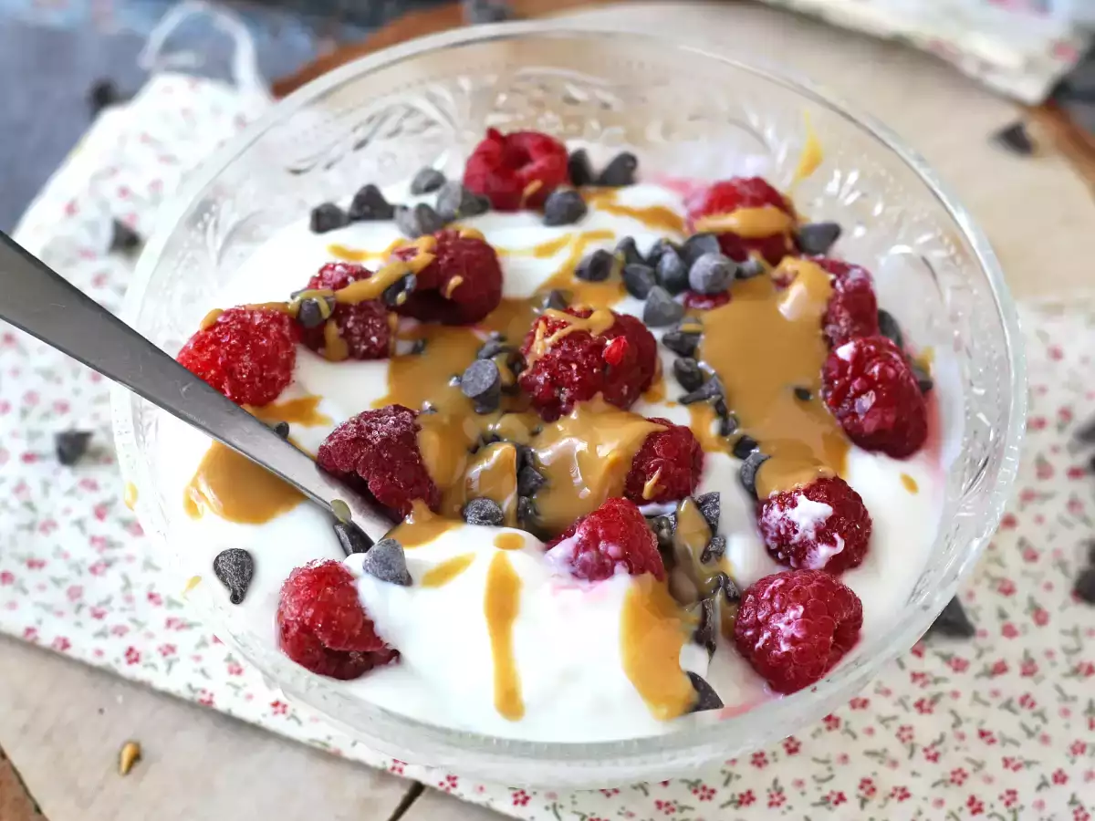 Skyr-kulho punaisilla hedelmillä, maapähkinävoilla ja suklaalla - kuva 5