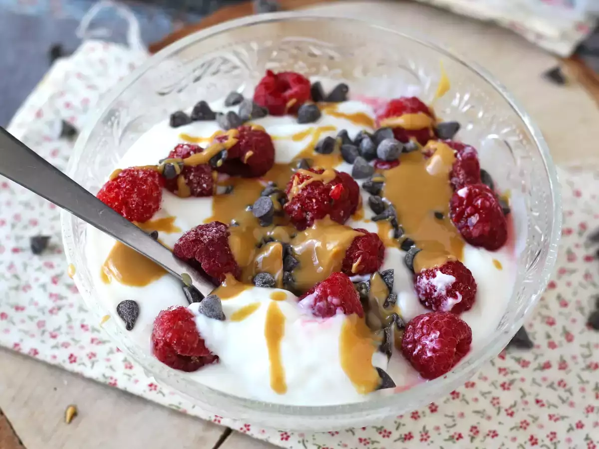 Skyr-kulho punaisilla marjoilla, maapähkinävoilla ja suklaalla - kuva 5