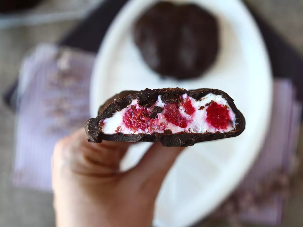 Skyr-, vadelma- ja suklaajäätelöä. Terveellinen välipala aurinkoisiin päiviin! - kuva 2