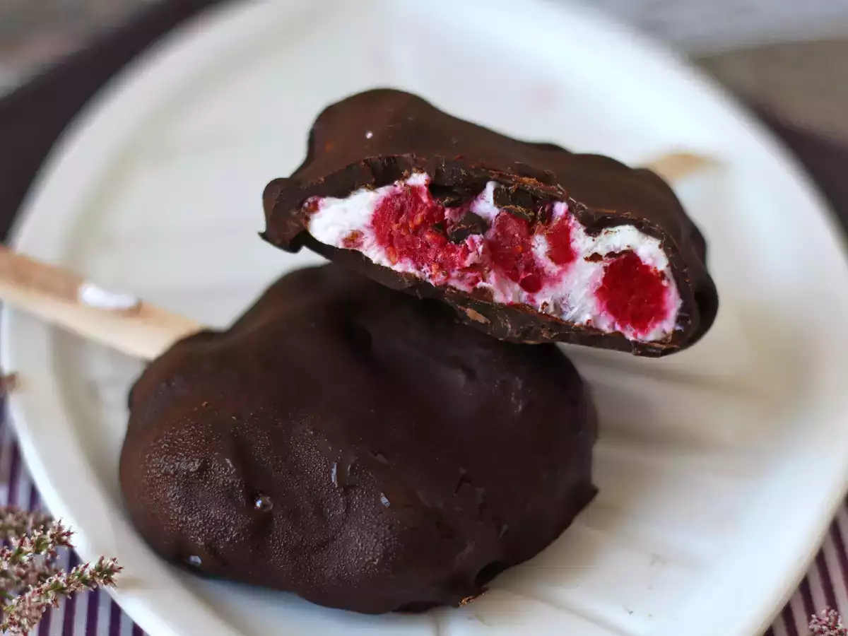 Skyr-, vadelma- ja suklaajäätelöä. Terveellinen välipala aurinkoisiin päiviin! - kuva 6