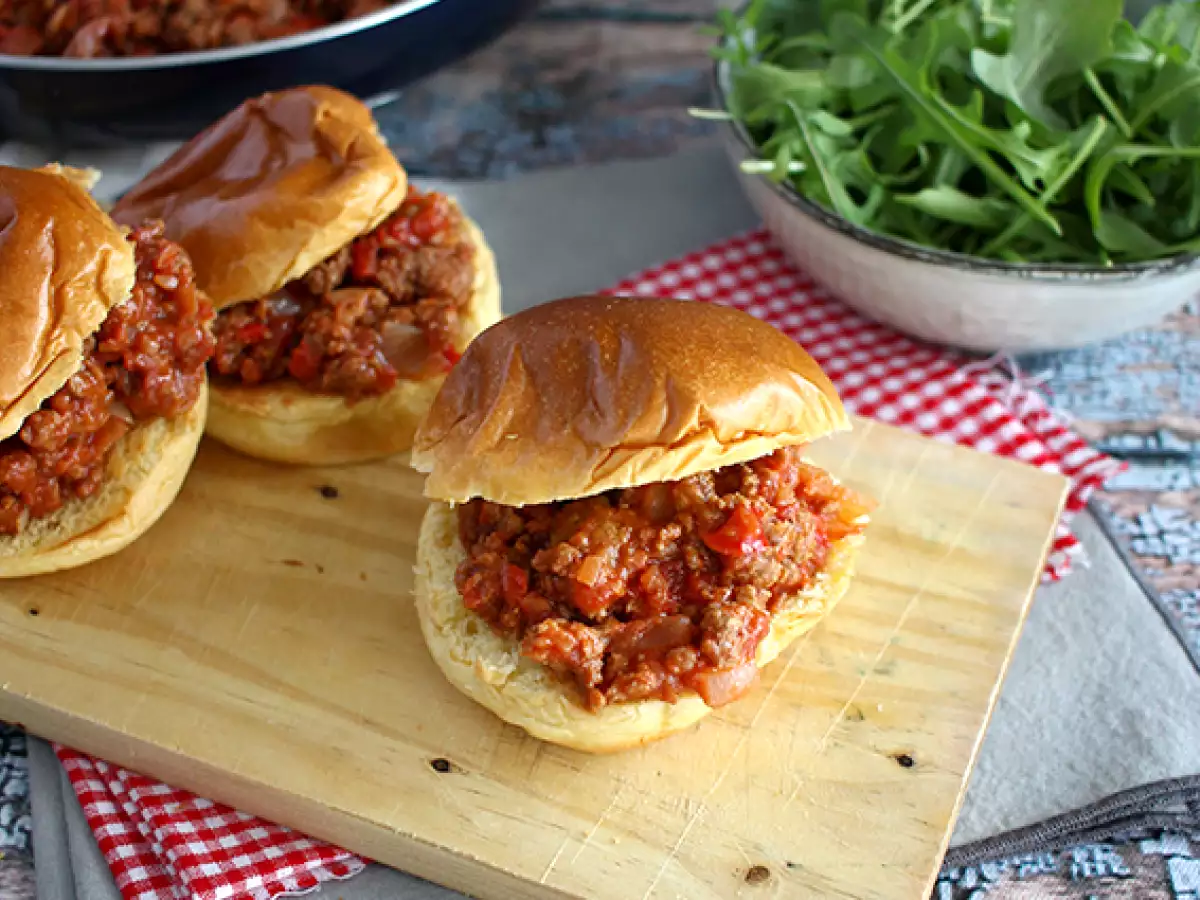 Sloppy Joe -tyylinen hampurilainen