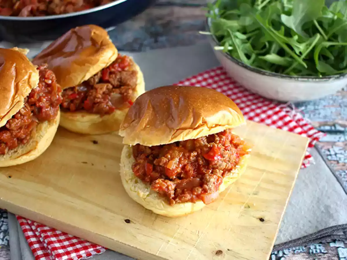 Sloppy Joes -tyylinen hampurilainen