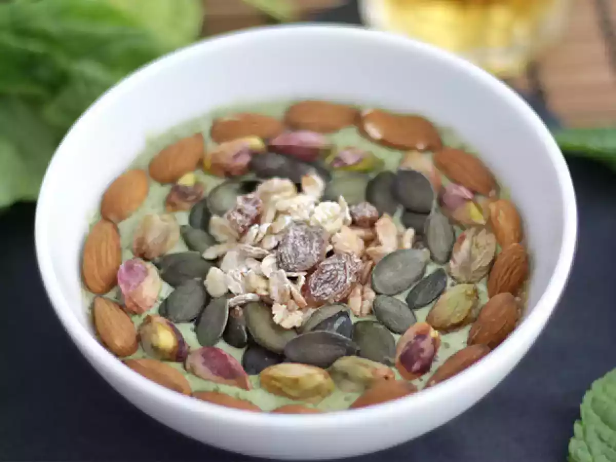 Smoothie kulho kiivi minttu pinaatti versot