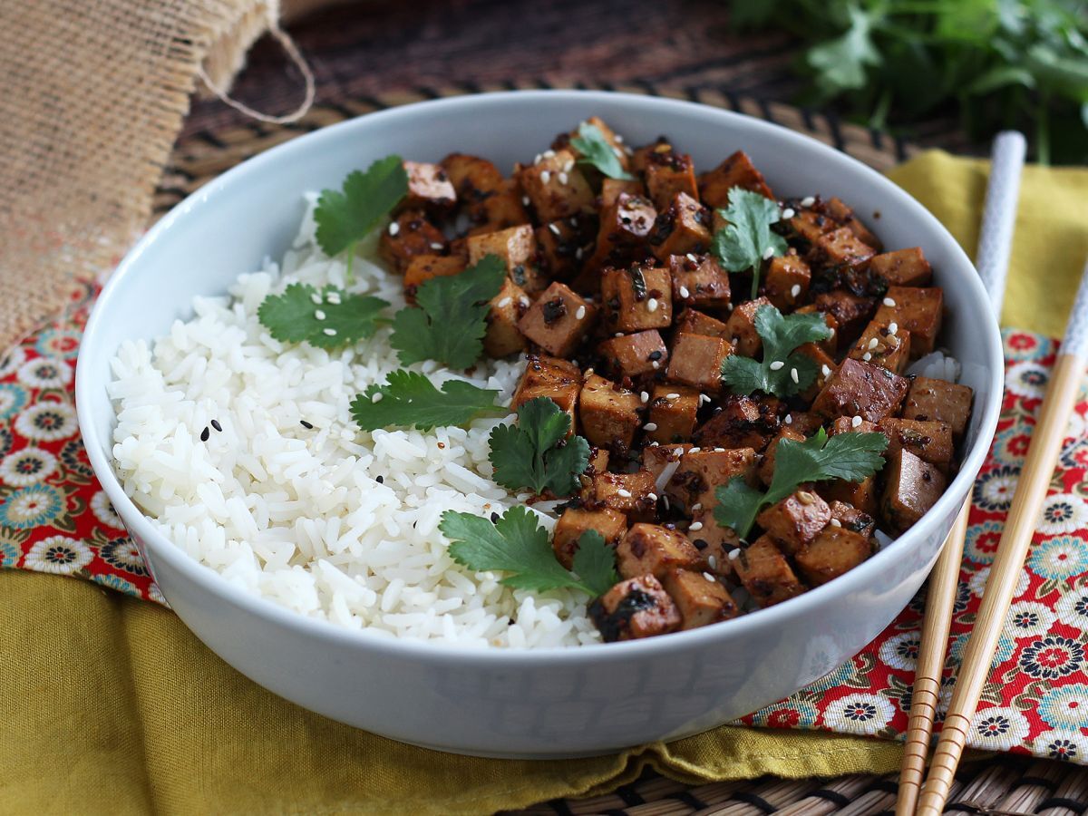 Soijakastikkeessa marinoitu tofu