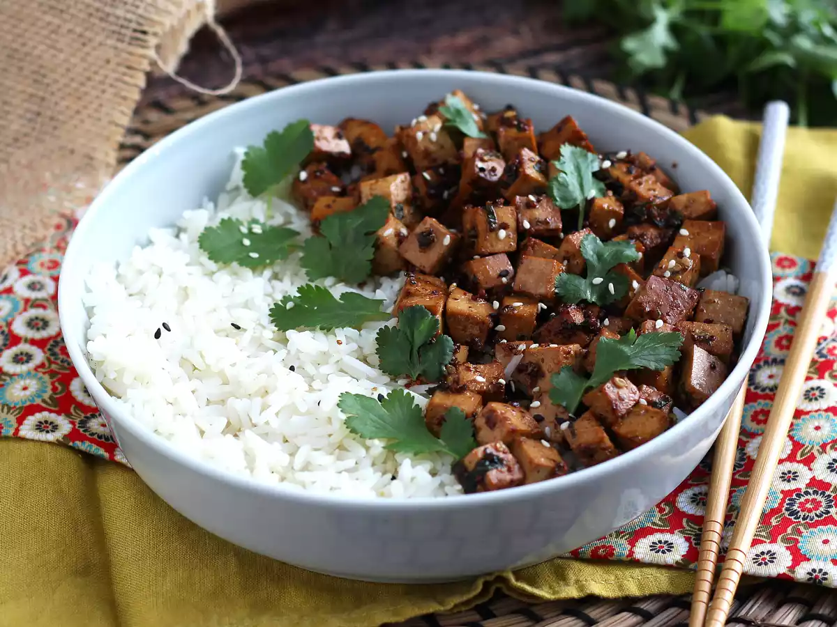 Soijakastikkeessa marinoitu tofu