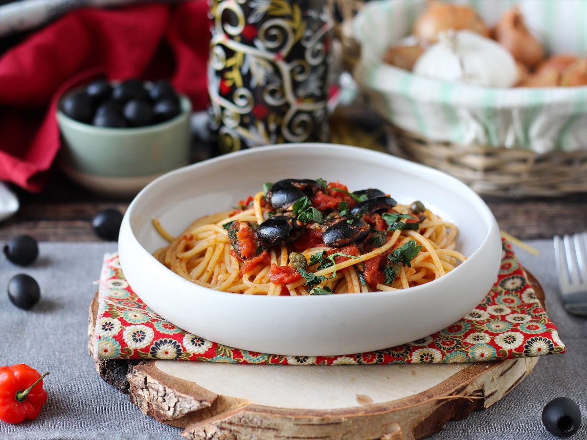 Spagetti alla puttanesca, nopea ja maukas pääruoka.
