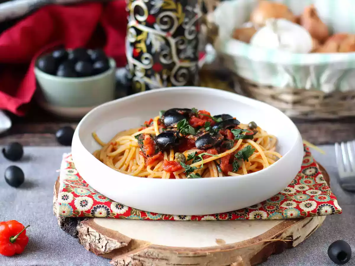 Spagetti alla puttanesca, nopea ja maukas pääruoka.