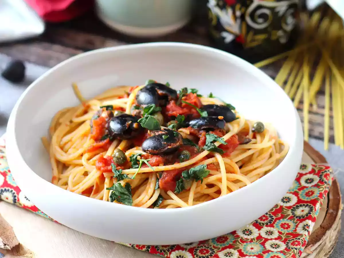 Spagetti alla puttanesca, nopea ja maukas pääruoka. - kuva 3