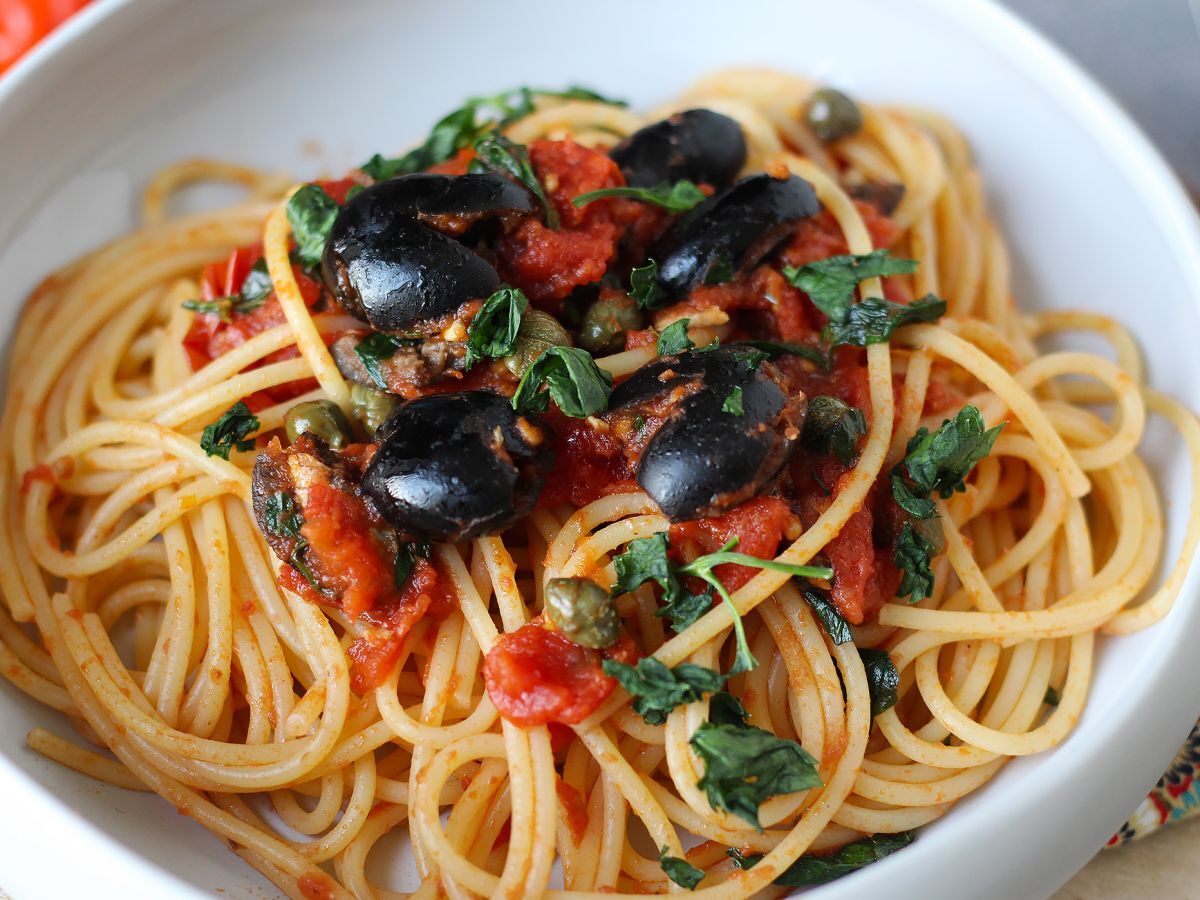 Spagetti alla puttanesca, nopea ja maukas pääruoka. - kuva 4