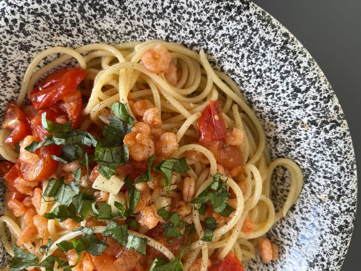 Spagetti katkarapujen ja kirsikkatomaattien kanssa, nopea resepti maukasta ensimmäistä ruokalajia varten.