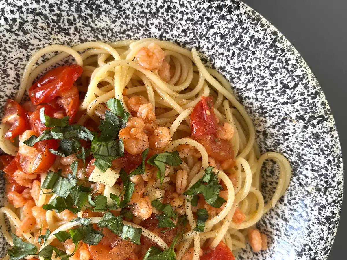 Spagetti katkarapujen ja kirsikkatomaattien kanssa, nopea resepti maukasta ensimmäistä ruokalajia varten.