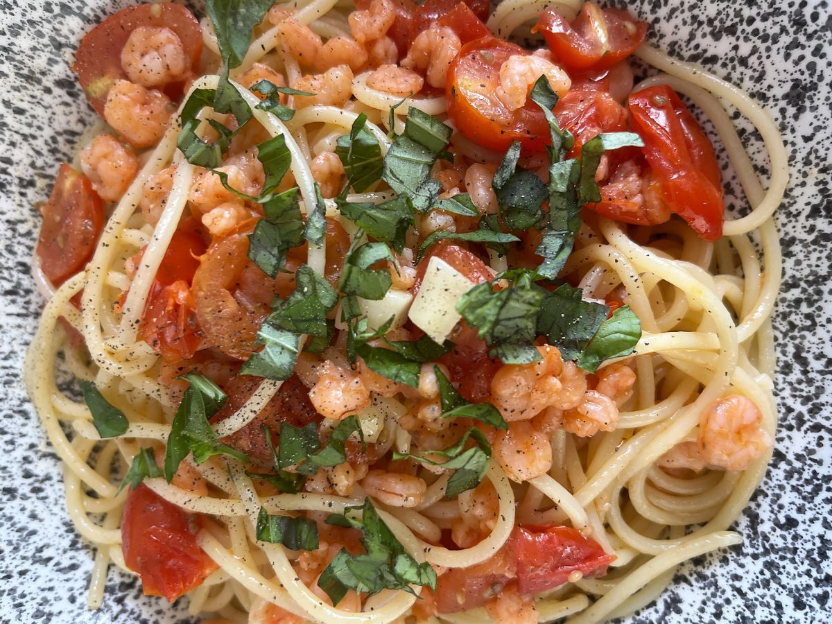 Spagetti katkarapujen ja kirsikkatomaattien kanssa, nopea resepti maukasta ensimmäistä ruokalajia varten. - kuva 2