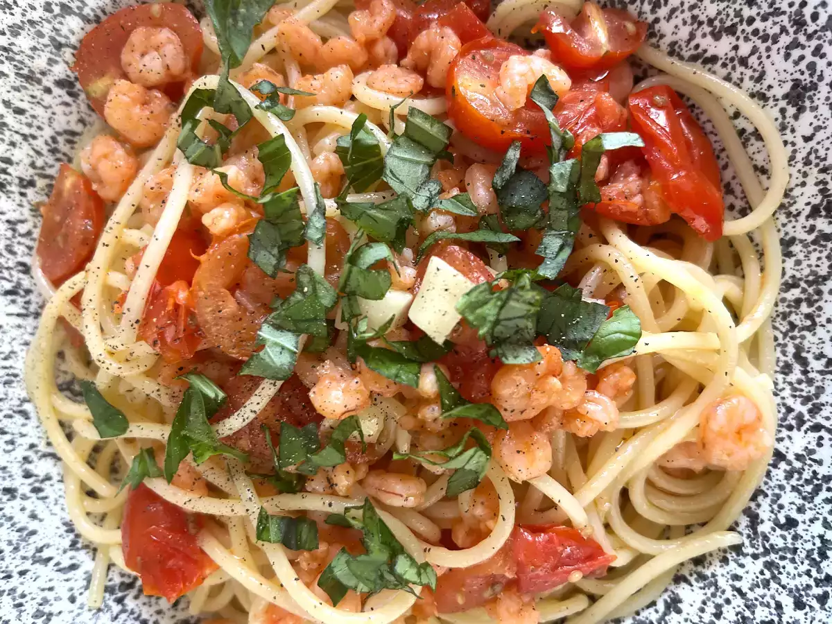 Spagetti katkarapujen ja kirsikkatomaattien kanssa, nopea resepti maukasta ensimmäistä ruokalajia varten. - kuva 2