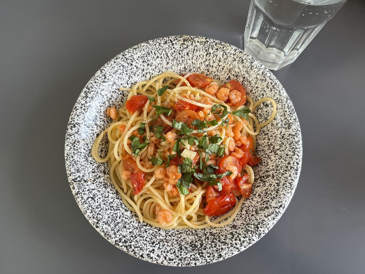 Spagetti katkarapujen ja kirsikkatomaattien kanssa, nopea resepti maukasta ensimmäistä ruokalajia varten. - kuva 3