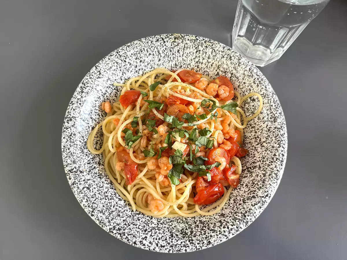 Spagetti katkarapujen ja kirsikkatomaattien kanssa, nopea resepti maukasta ensimmäistä ruokalajia varten. - kuva 3