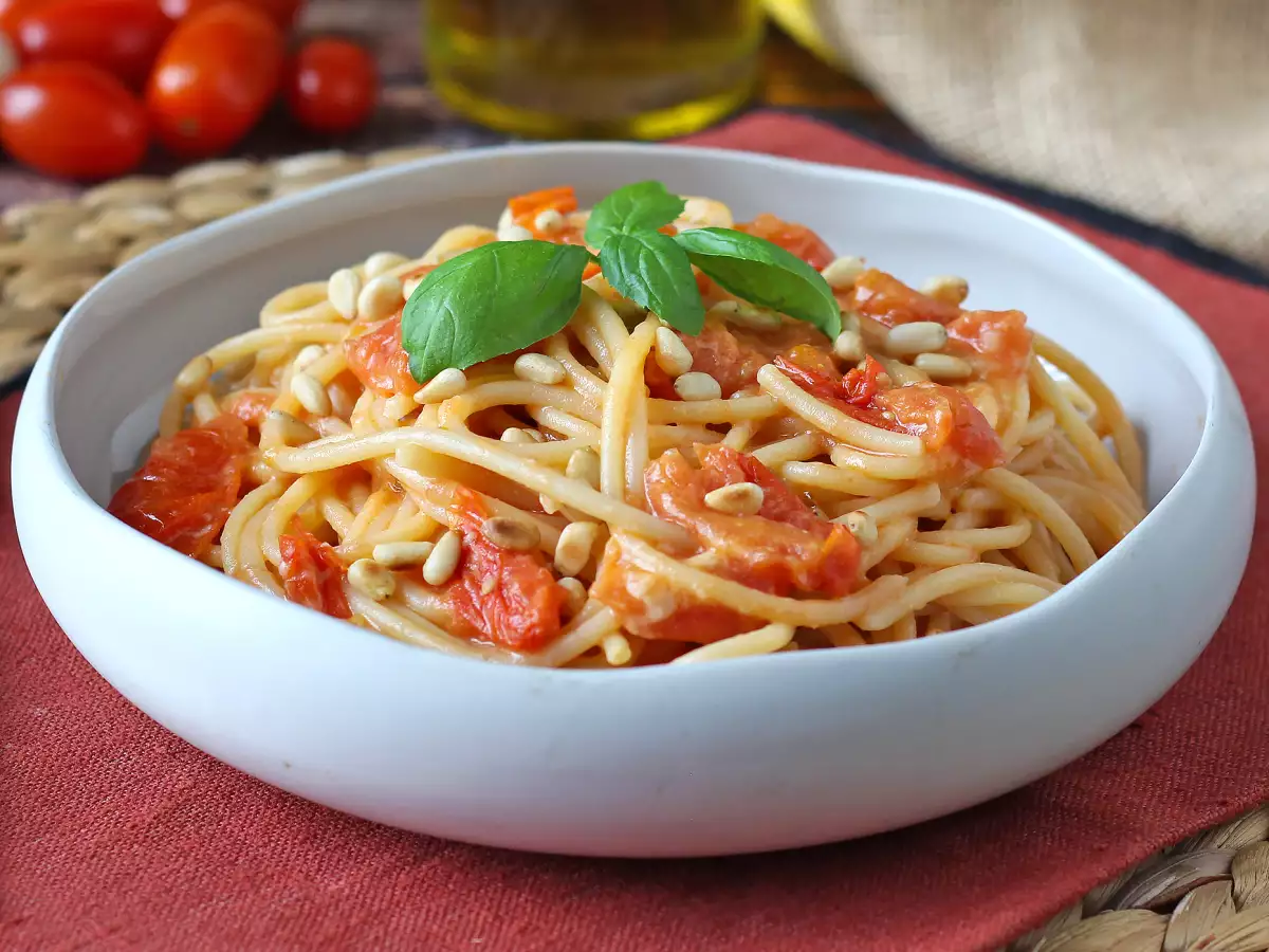 Spagettia kirsikkatomaateilla ja pinjansiemenillä – kermainen ja aromikas resepti - kuva 2
