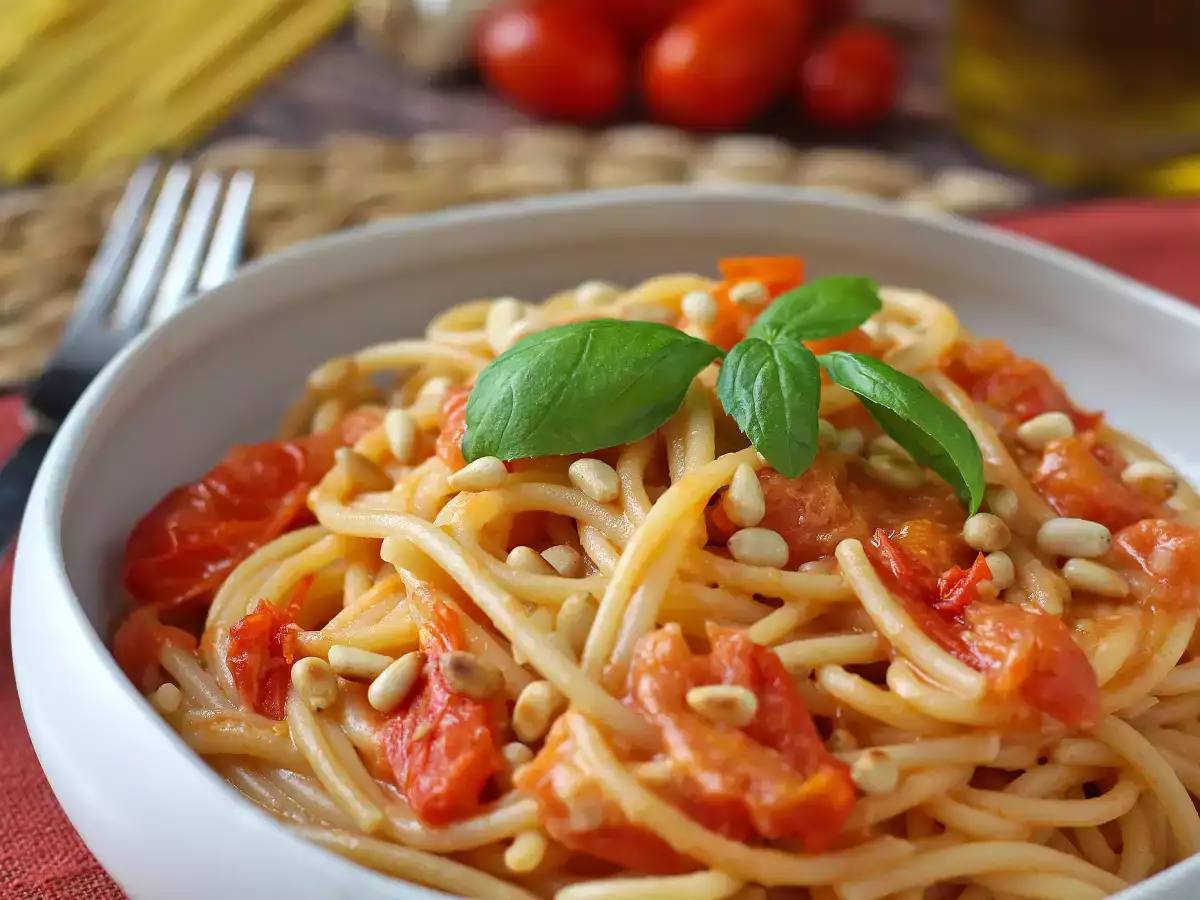Spagettia kirsikkatomaateilla ja pinjansiemenillä – kermainen ja aromikas resepti - kuva 3