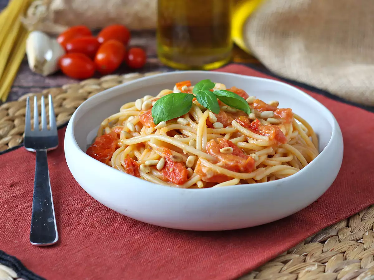 Spagettia kirsikkatomaateilla ja pinjansiemenillä – kermainen ja aromikas resepti - kuva 4