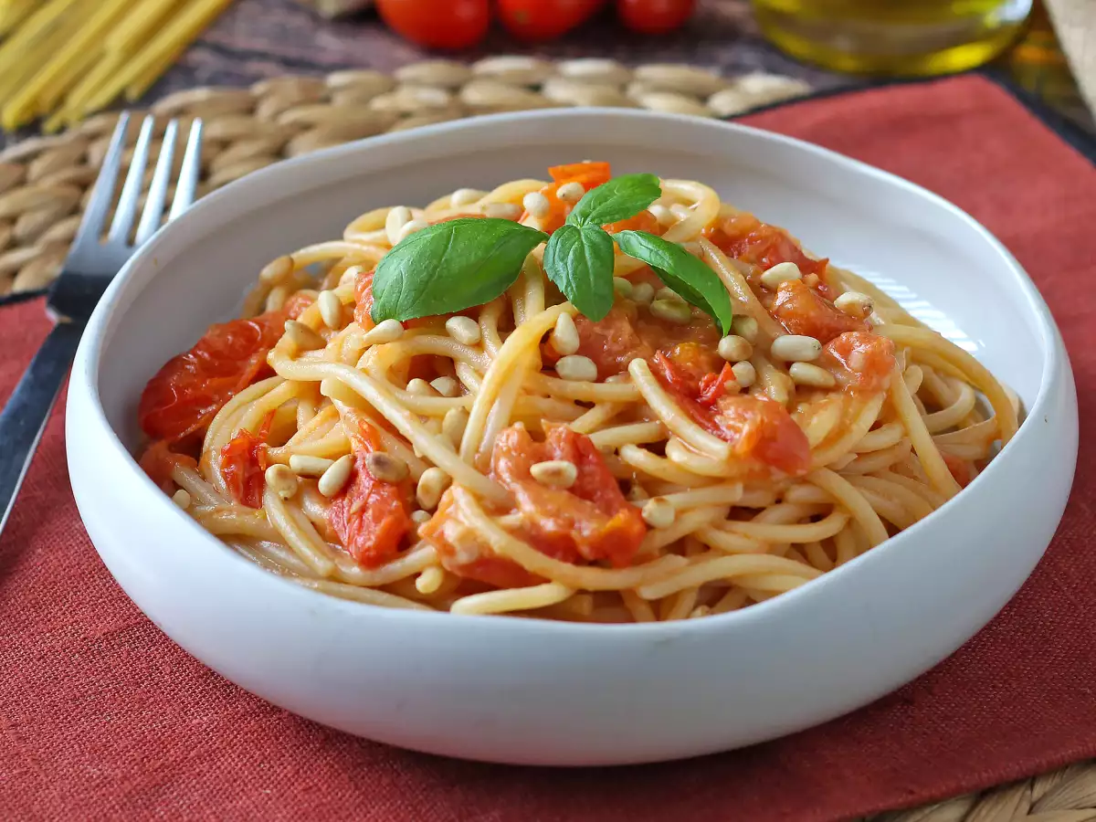 Spagettia kirsikkatomaateilla ja pinjansiemenillä – kermainen ja aromikas resepti - kuva 5