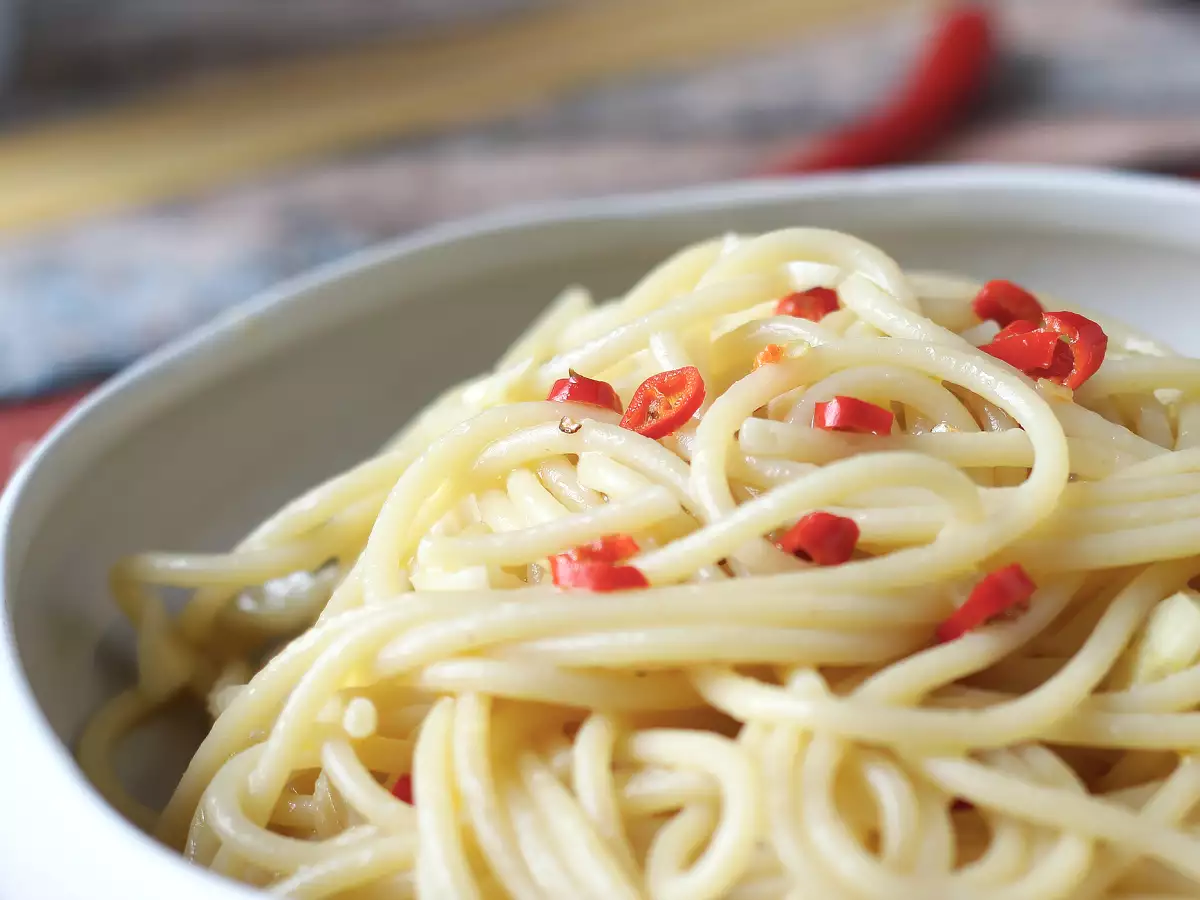 Spaghetti aglio, olio e peperoncino – italialaisen keittiön nopea klassikko