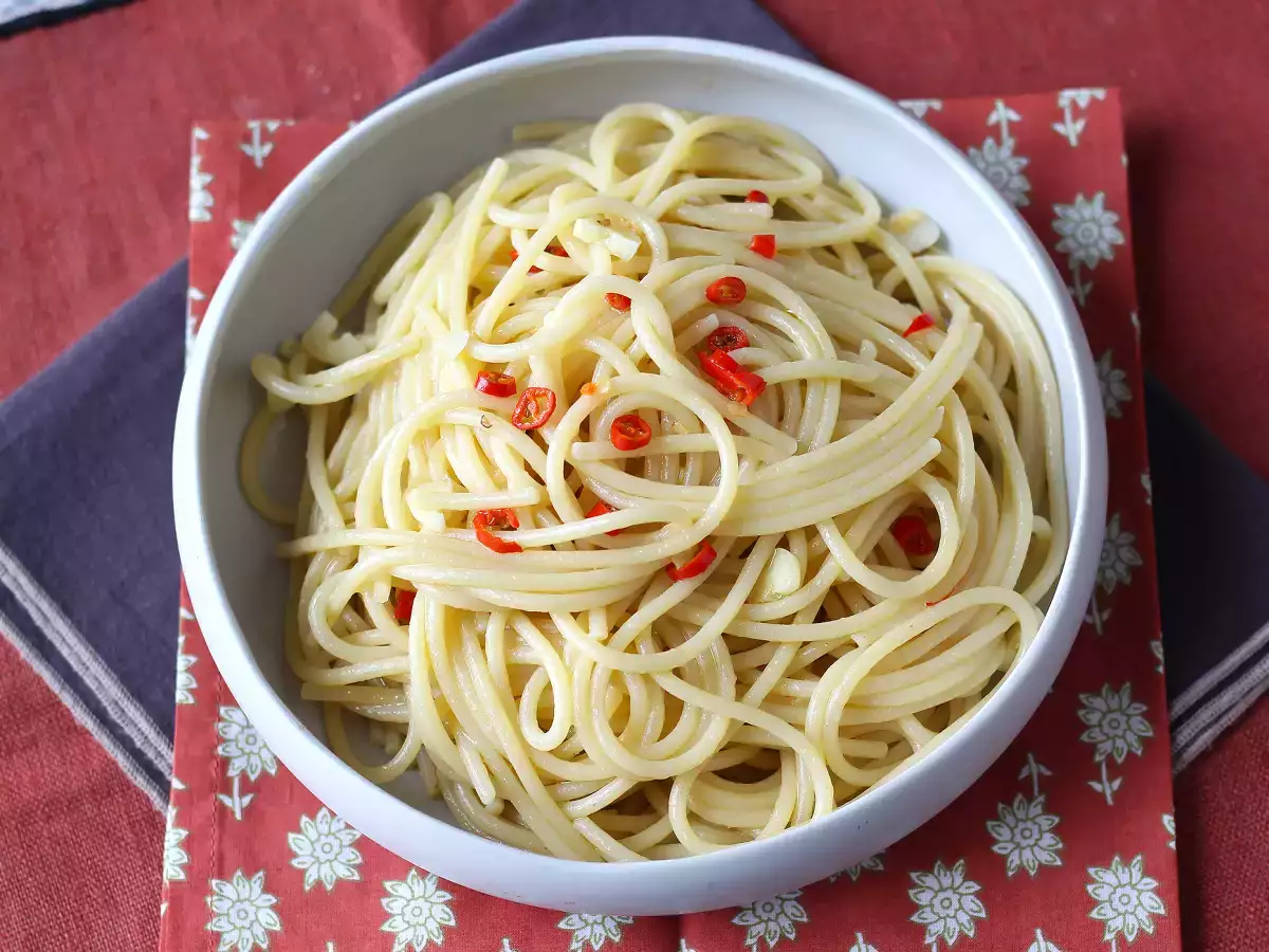 Spaghetti aglio, olio e peperoncino – italialaisen keittiön nopea klassikko - kuva 3
