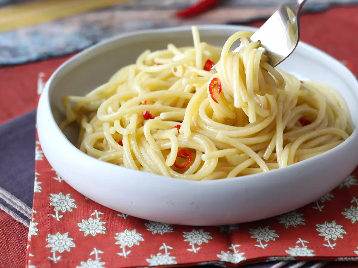 Spaghetti aglio, olio e peperoncino – italialaisen keittiön nopea klassikko - kuva 4