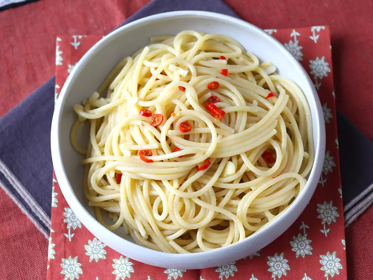 Spaghetti aglio, olio e peperoncino: italialaisen perinteen viime hetken ruokalaji - kuva 3