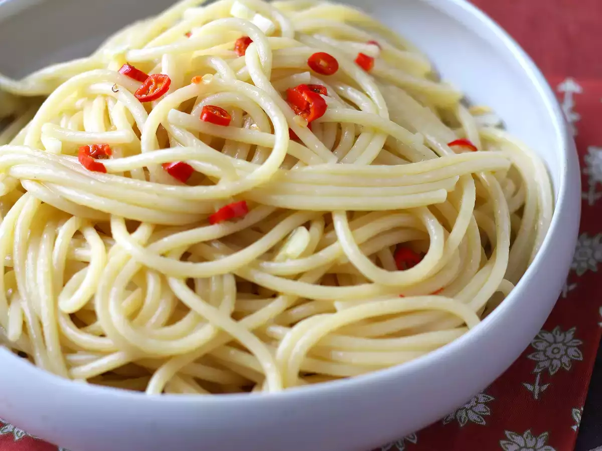 Spaghetti aglio, olio e peperoncino: italialaisen perinteen viime hetken ruokalaji - kuva 5
