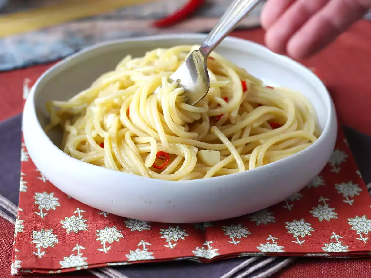 Spaghetti aglio, olio e peperoncino: italialaisen perinteen viime hetken ruokalaji - kuva 6