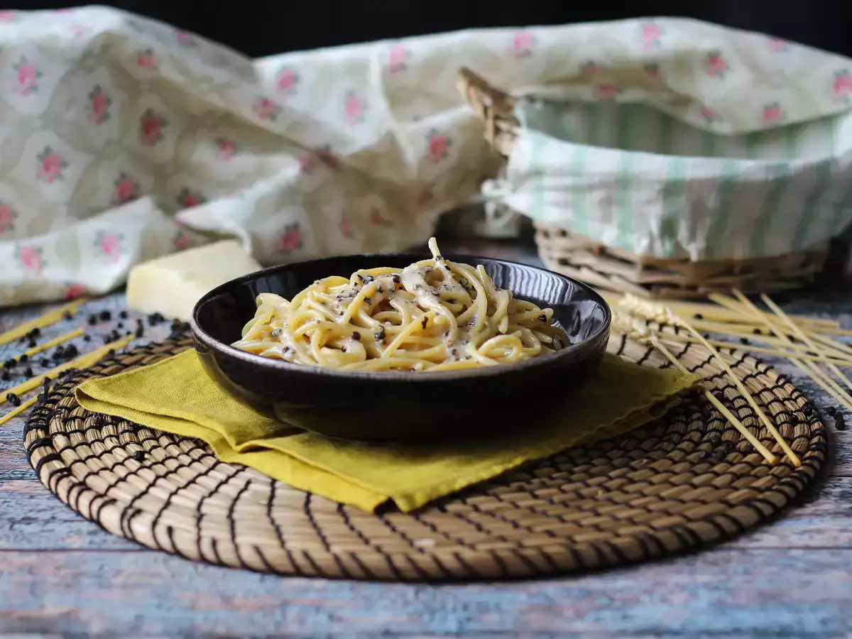 Spaghetti cacio e pepe: 3 ainesosaa ja makujen räjähdys! - kuva 2